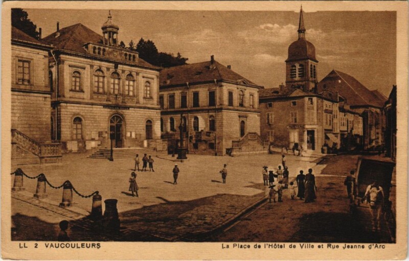 Carte postale ancienne Vaucouleurs - La place de l'hotel de ville à Vaucouleurs