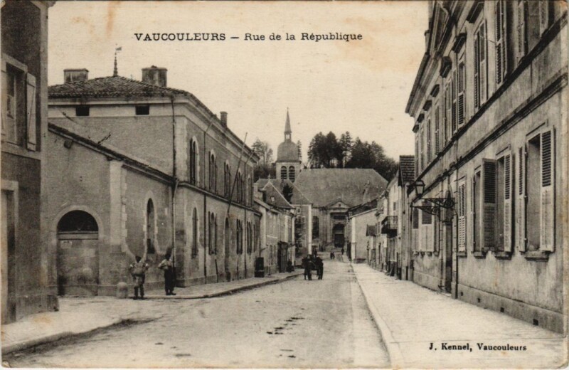 Carte postale ancienne Vaucouleurs - Rue de la republique à Vaucouleurs