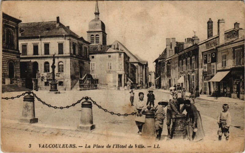 Carte postale ancienne Vaucouleurs - La place de l'hotel de ville à Vaucouleurs