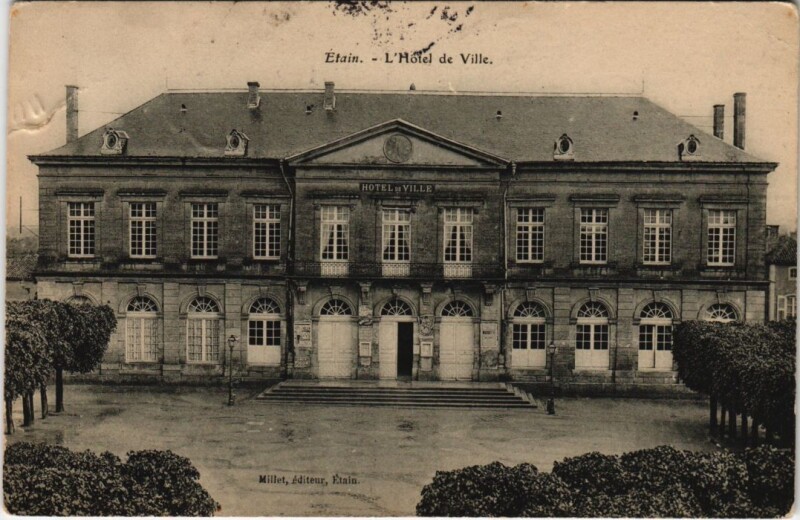 Carte postale ancienne Etain - L'hotel de ville à Étain