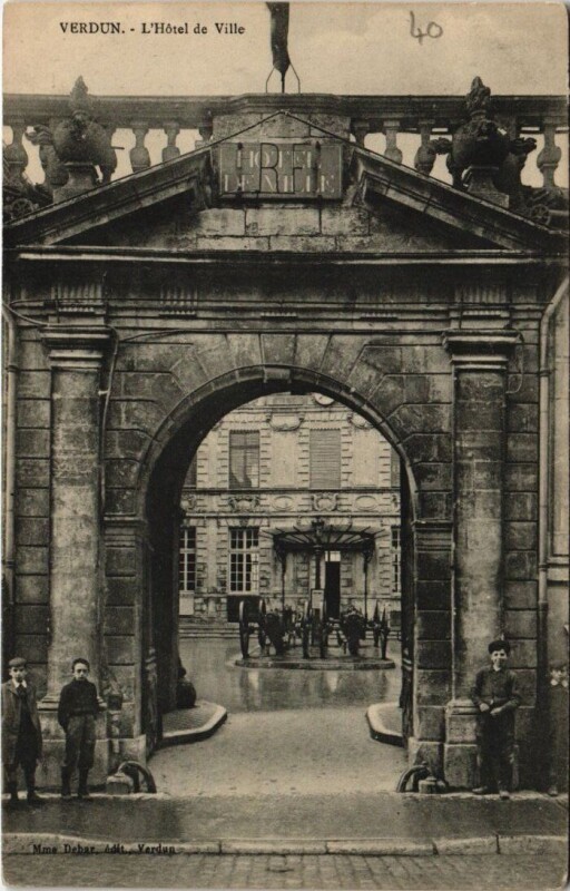 Carte postale ancienne Verdun - L'hotel de ville à Verdun