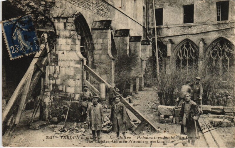 Carte postale ancienne Verdun - Le cloitre à Verdun