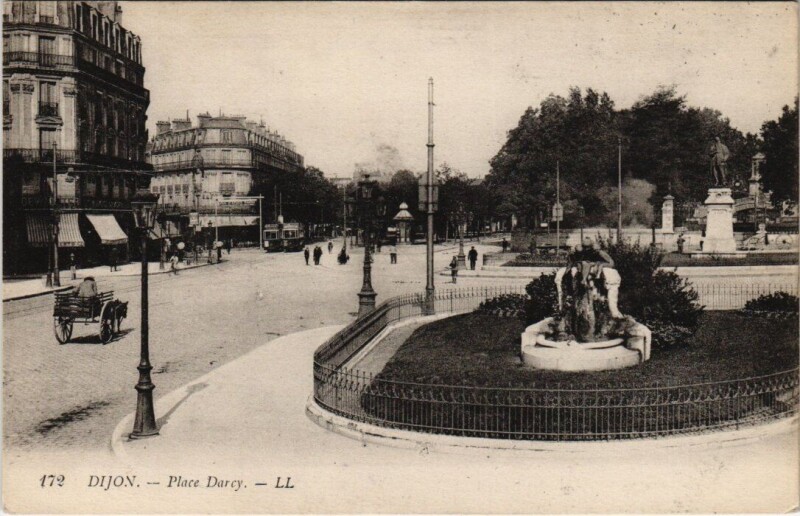 Carte postale ancienne Dijon - Place Darcy à Dijon