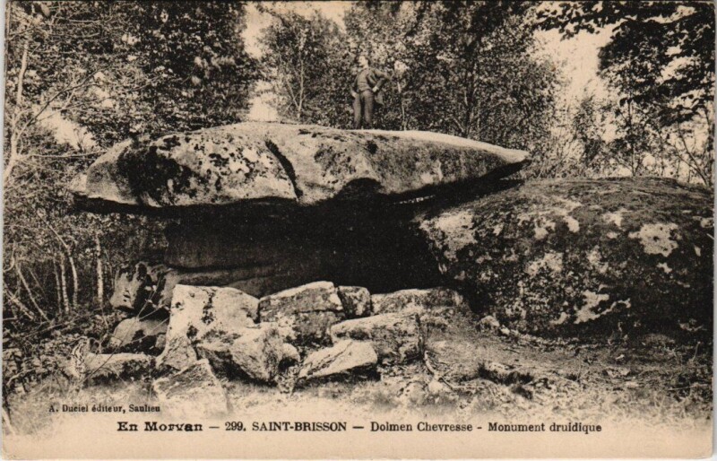 Carte postale ancienne Saint-Brisson Dolmen Chevresse