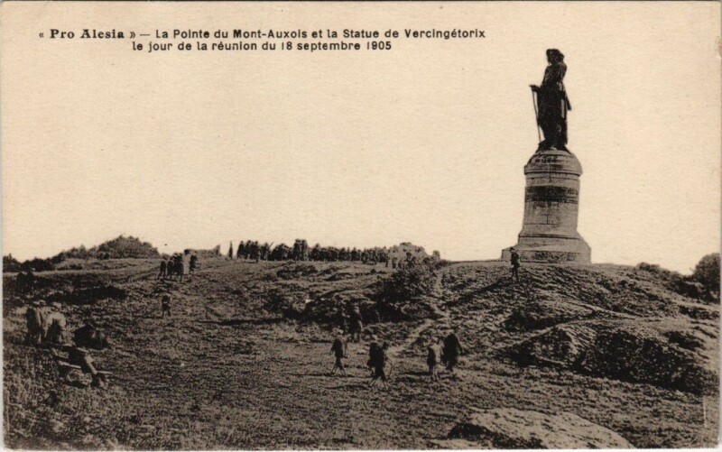 Carte postale ancienne Pro Alesia - Le Pointe du Mont Auxois et Statue 1905