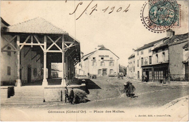 Carte postale ancienne Gémeaux - Place des Halles à Gemeaux