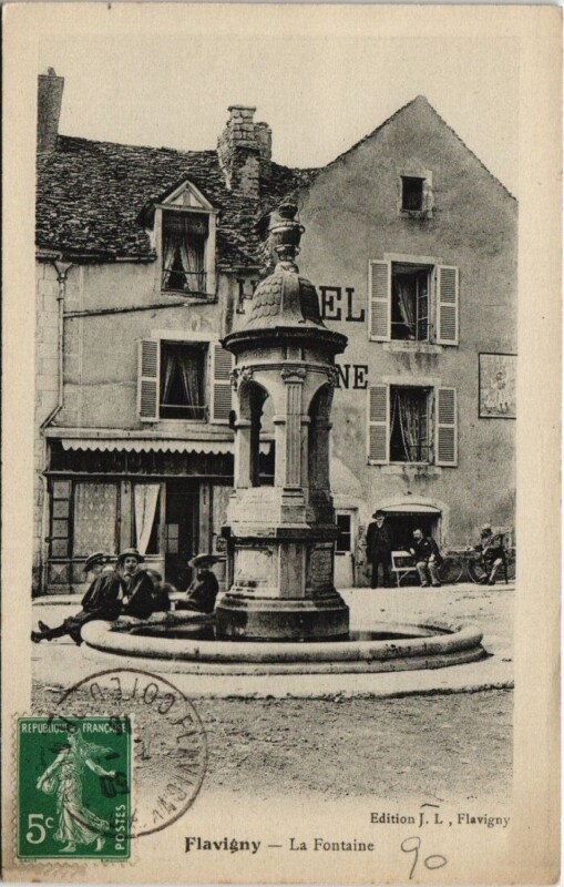 Carte postale ancienne Flavigny - La Fontaine
