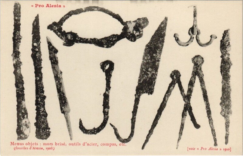 Carte postale ancienne Pro Alesia - Menus objets: mors brisé outils d'acier compas etc