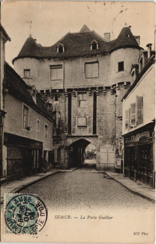 Carte postale ancienne Semur - La Place Gullier