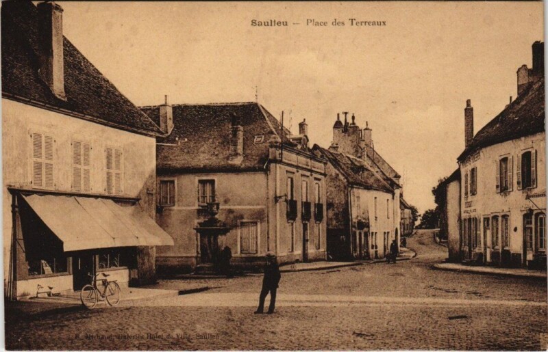 Carte postale ancienne Saulieu - Place des Terreaux à Saulieu