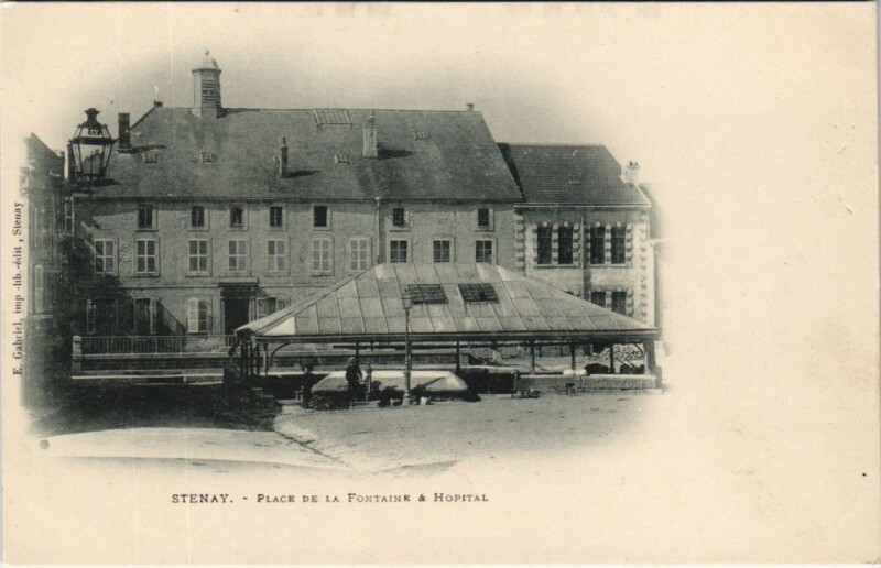 Carte postale ancienne Stenay - Place de la fontaine hopital à Stenay