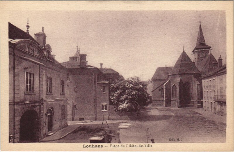 Carte postale ancienne Louhans - Place de l'Hotel-de-Ville à Louhans