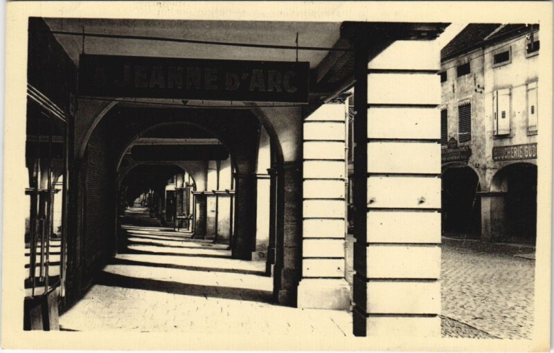 Carte postale ancienne Louhans - Les Arcades à Louhans