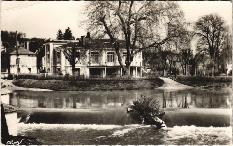 Carte postale ancienne Cubjac - Le Foyer municipal et Jardin public