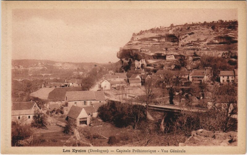 Carte postale ancienne Les Eyzies - Capitale Prehistorique - Vue générale aux Eyzies