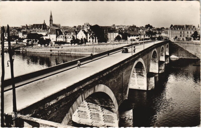 Carte postale ancienne Bergerac - Le Grand Pont sur la Dordogne à Bergerac