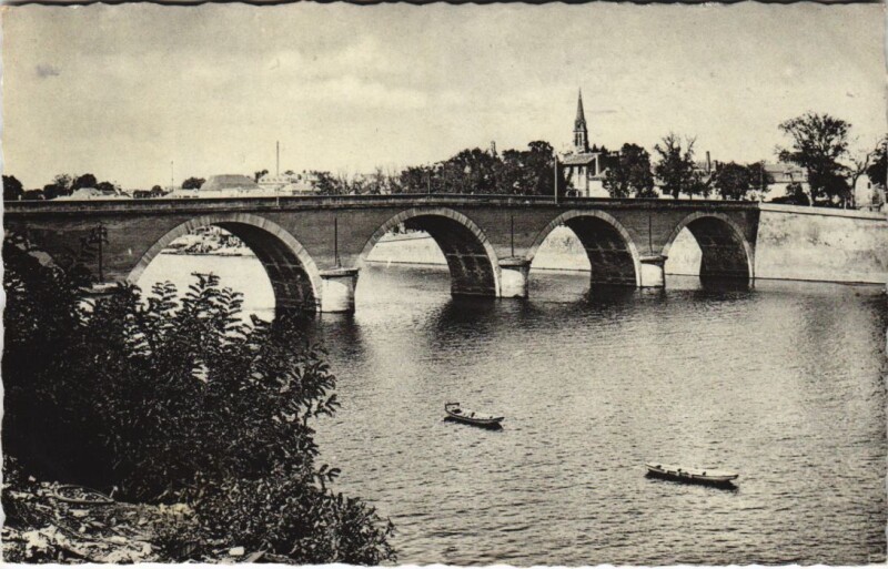 Carte postale ancienne Bergerac - Pont sur la Dordogne à Bergerac