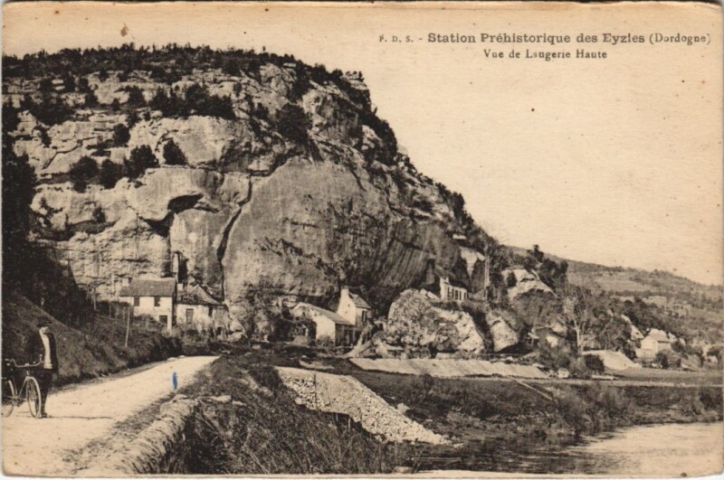 Carte postale ancienne Station Prehistorique des Eyzles Vue de Lsugerie Haute