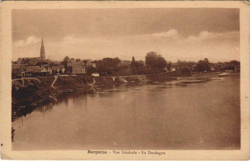 Carte postale ancienne Bergerac - Vue générale - La Dordogne à Bergerac