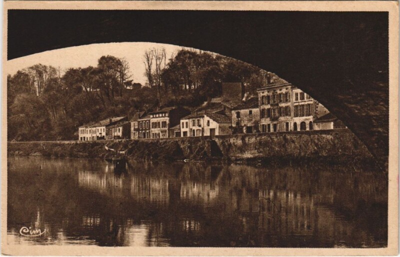 Carte postale ancienne Mussidan Vue sur la route de Perigueux à Mussidan
