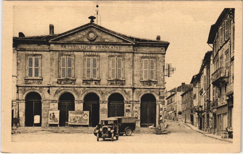 Carte postale ancienne Nontron - Rue de Verdun à Nontron