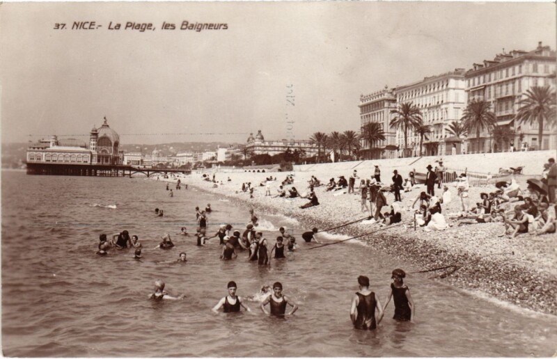 Carte postale ancienne Nice- La Plage, les Baigneurs France
