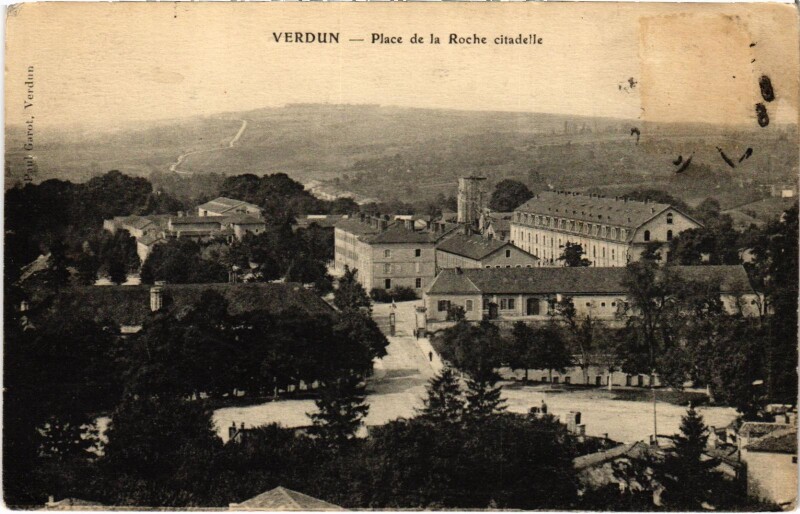 Carte postale ancienne Militaire Verdun - Place de la Roche citadelle à Verdun