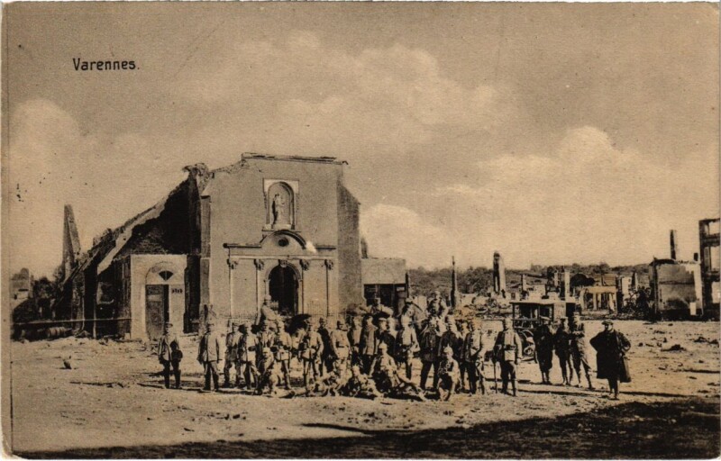 Carte postale ancienne Varennes - Place - Ruines - Soldiers
