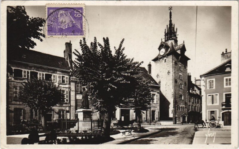 Carte postale ancienne Beaune Place Monge et le Beffroi à Beaune