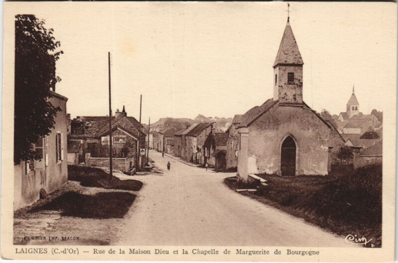 Carte postale ancienne Laignes - Rue de la Maison Dieu et la Chapelle de Marguerite de B. à Laignes
