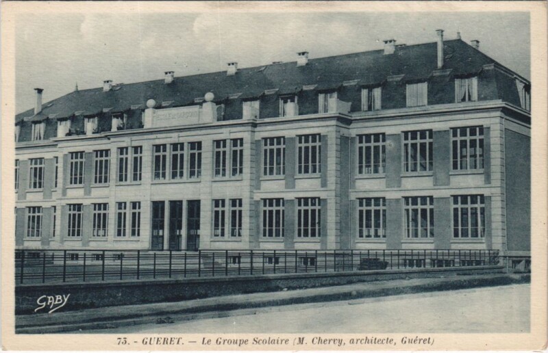 Carte postale ancienne Gueret - Le Groupe Scolaire à Guéret