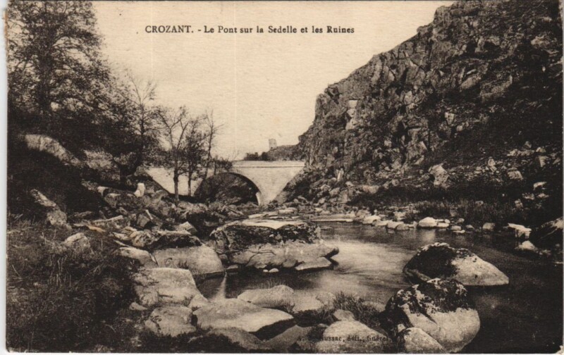 Carte postale ancienne Crozant - Le Pont sur la Sedelle et les Ruines à Crozant