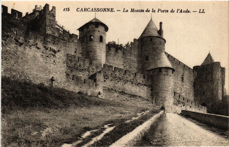 Carte postale ancienne Carcassonne La Montee de la Porte de l'Aude France à Carcassonne