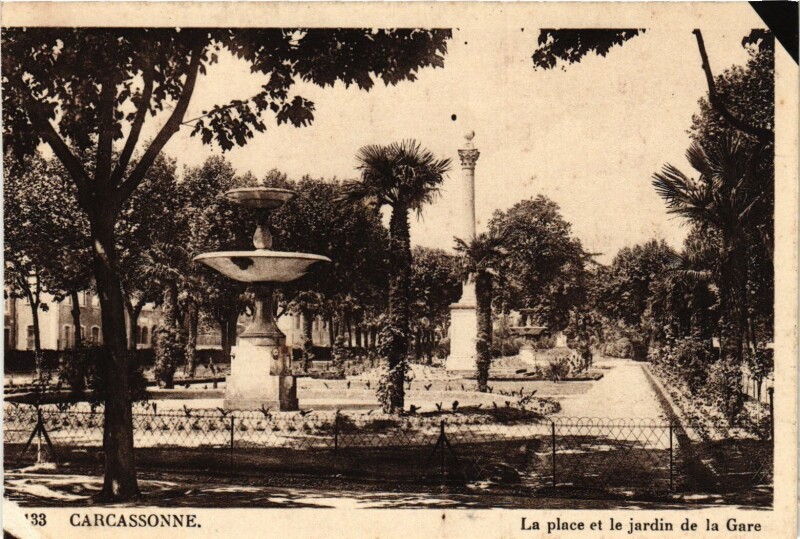 Carte postale ancienne Carcassonne La place et le jardin de la Gare France à Carcassonne