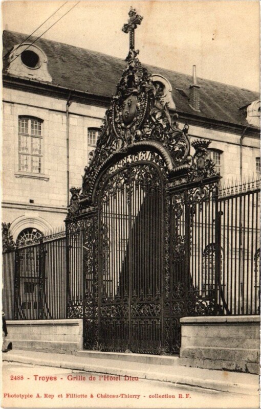 Carte postale ancienne Troyes - Grilles de l'Hotel Dieu à Troyes