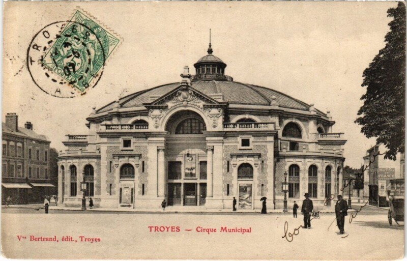 Carte postale ancienne Troyes - Cirque municipal à Troyes