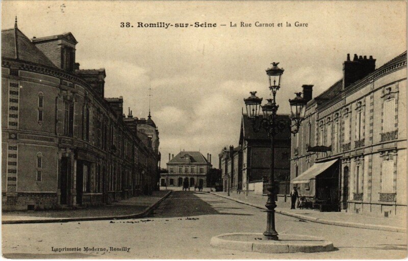 Carte postale ancienne Romilly-sur-Seine - Rue Carnot et la Gare à Romilly-sur-Seine