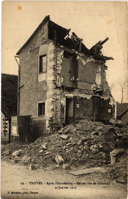 Carte postale ancienne Troyes - Apres l'Indonation - Maison rue de Gournay en 1910 à Troyes