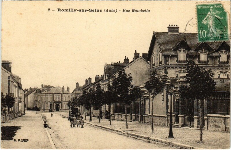 Carte postale ancienne Romilly-sur-Seine - Rue Gambetta à Romilly-sur-Seine