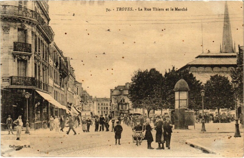Carte postale ancienne Troyes - La Rue Thiers et le Marché à Troyes