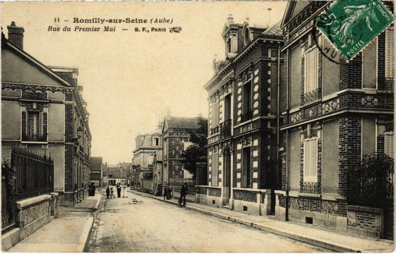 Carte postale ancienne Romilly-sur-Seine - Rue du premier Mai à Romilly-sur-Seine