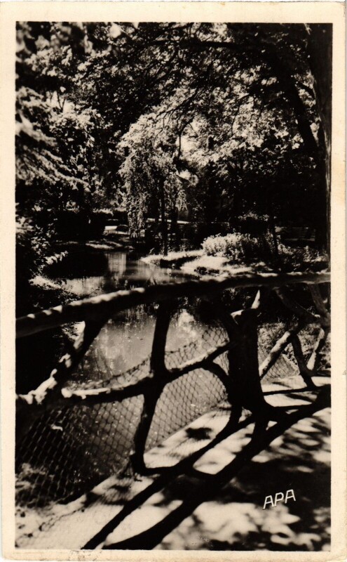 Carte postale ancienne Lezignan-Corbieres Jardin Public France