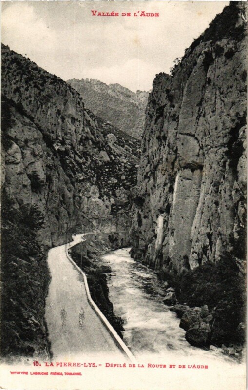 Carte postale ancienne La Pierre-Lys Defile de la Route et de l'Aude France