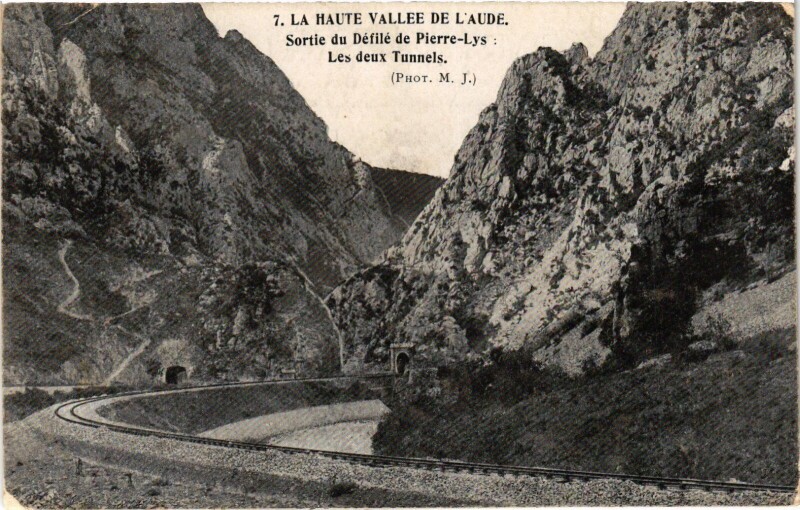 Carte postale ancienne Sortie du Defile de Pierre-Lys Les deux Tunnels France