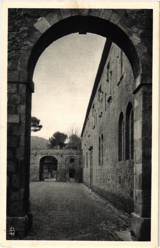 Carte postale ancienne Abbaye de Fontfroide Cour d'honneur et portique France