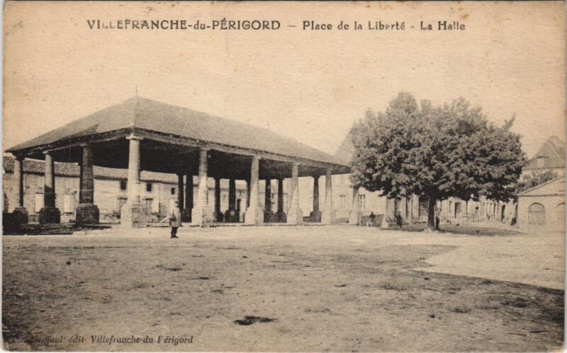Carte postale ancienne Villefranche-du-Perigord - Place de la Liberte - La Halle à Villefranche-du-Périgord