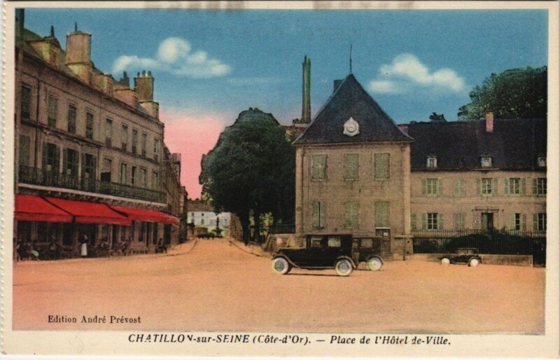 Carte postale ancienne Chatillon-sur-Seine - Place de l'Hotel de Ville à Châtillon-sur-Seine