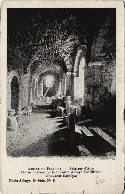 Carte postale ancienne Abbaye de Flavigny - Cloitre int. de la 1ere Abbaye Bénédictine