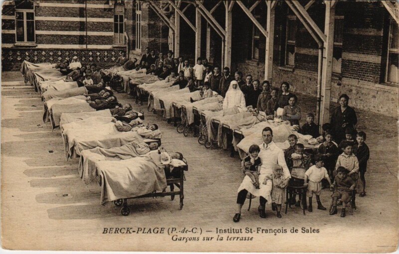 Carte postale ancienne Berck-Plage - Inst. Saint-Francois de Sales Garcons sur la terrasse à Berck