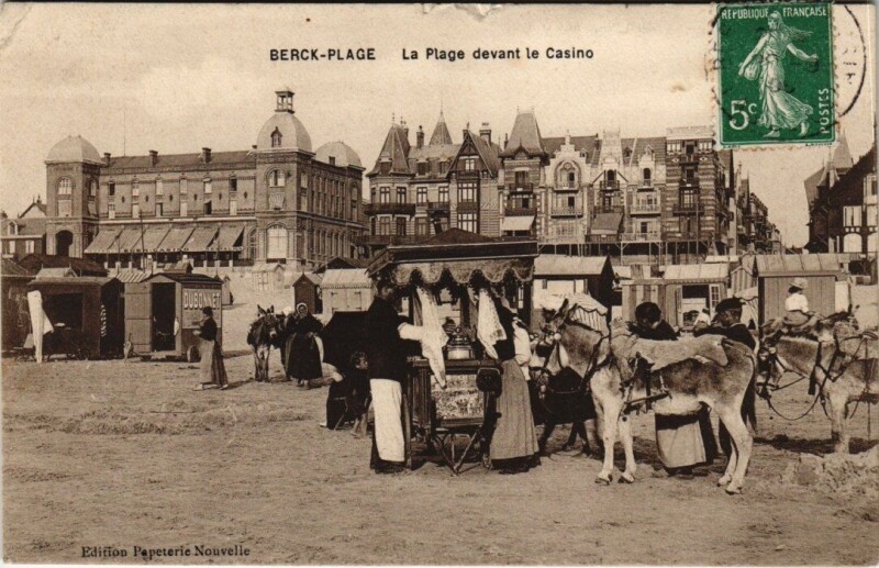 Carte postale ancienne Berck-Plage - La Plage evant le casino à Berck
